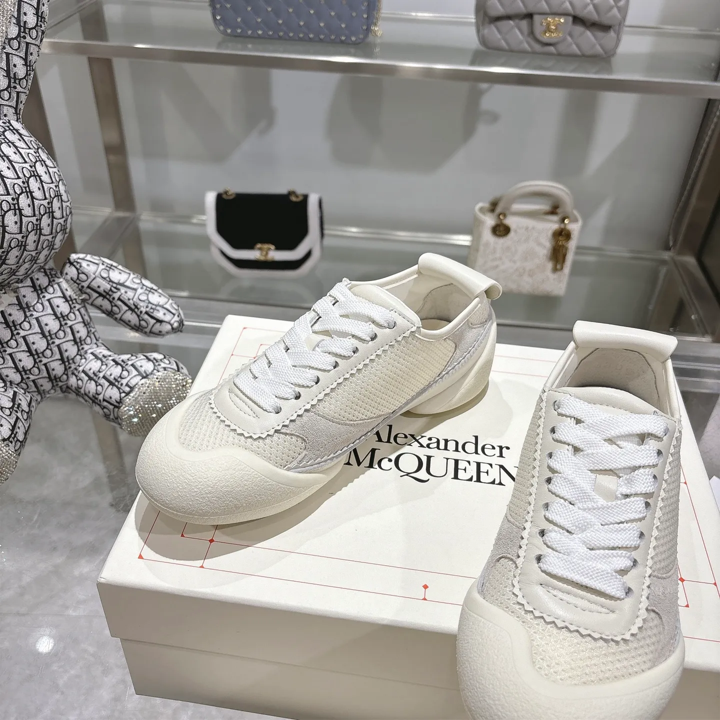 👟👟Ex-factory price 580👟👟 Men's size +10 2025 McQueen's new AIexanderMcQUEEN✅ The original quality has been certified! The original version is reproduced 1:1, and the latest products are available at the latest counters simultaneously. • McQueen logo • Round toe box • Lightweight segmented sole design, made of imported stretch breathable fabric + grained cowhide, soft inner lining and insole, comfortable for walking and not stuffy on the feet. Five colors: black and white • white • apricot • black brown • yellow Fabric: grained cowhide + stretch fabric + cow suede Insole: imported sheepskin Women’s model: 35–40 (40 for women is non-refundable) Men’s model: 40-45 (45 for men is non-refundable) Women’s model: (men’s model +10)
